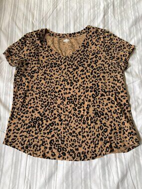 Women's Old Navy Leopard T-Shirt -- NWOT